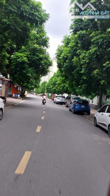 Bán nhà phố Thượng Thanh 30m2- 5 tầng- 3 phòng ngủ- nội thất, ô tô đậu cửa - 5