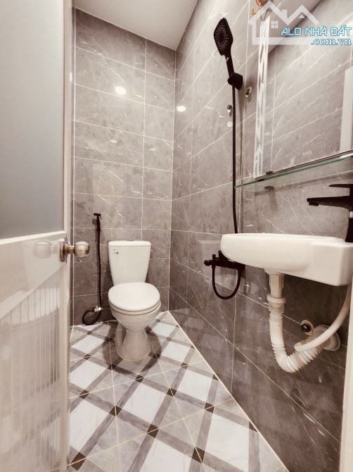 BÁN NHÀ QUẬN 4 -2 TẦNG ĐẸP -NGANG 3x10- HẺM 2.5M - CÁCH 5 CĂN RA NG THẦN HIẾN- 4.15TỶ TL - 6