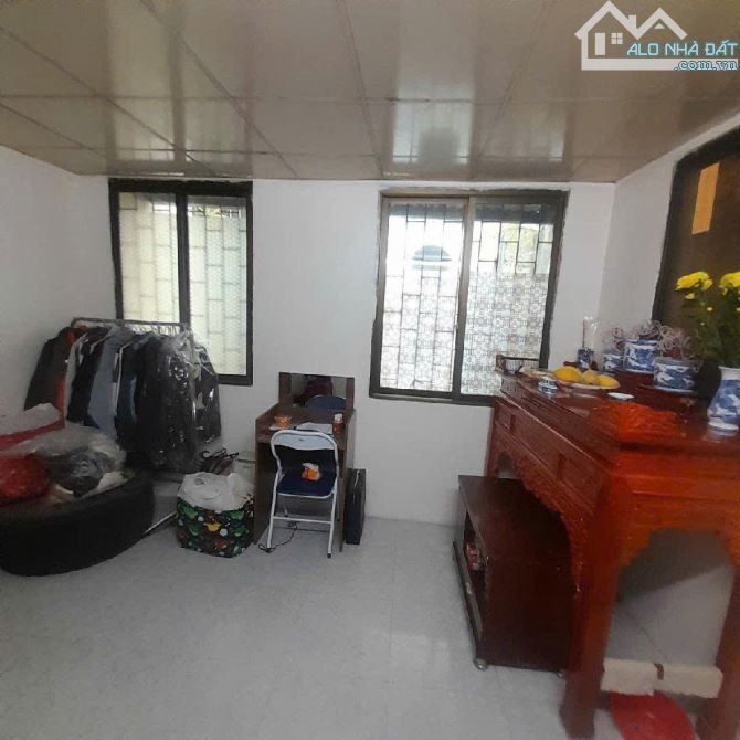 Văn Hương - Mặt ngõ ba gác phi - Trước nhà rộng 2m - Nhà dân xây chắc chắn - Gần hồ - 7