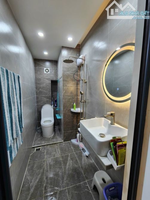 NGUYỄN TRÃI QUẬN 1 - PHƯỜNG NGUYỄN CƯ TRINH - HẺM XE HƠI - 1SẸC CÁCH MẶT TIỀN 20M - 60M2 - 7