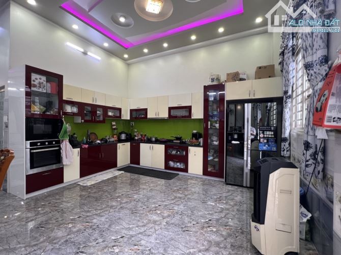 BÁN BIỆT THỰ 3 TẦNG, MẶT TIỀN KHU VIP QUẬN 12,  GIÁ CHỈ 18 TỶ - 8