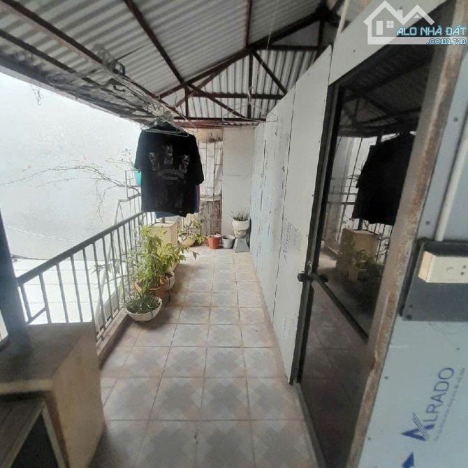 Văn Hương - Mặt ngõ ba gác phi - Trước nhà rộng 2m - Nhà dân xây chắc chắn - Gần hồ - 8