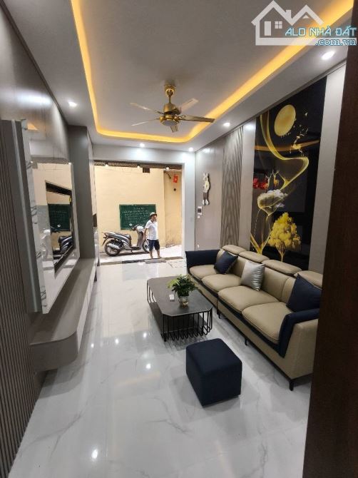 Bán nhà ngõ 100 Nguyễn Văn Viên, DT 33m, 5 tầng mới, MT 4m, giá 6,6 tỷ.