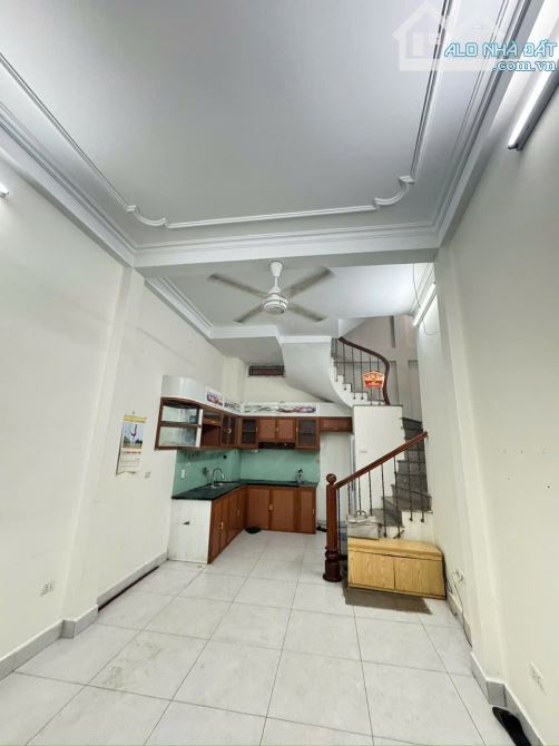 BÁN NHÀ CẦU GIẤY NHỈNH 6 TỶ DIỆN TÍCH 30M2, NGÕ BA GÁC, SÁT PHỐ, OTO ĐỖ CÁCH 50M