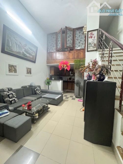 Bán nhà Ngọc Thụy, gần trung tâm, 3 tầng, 57m2, mt: 5m, giá chào 7.7 tỷ