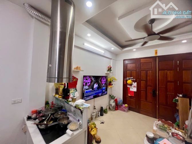 Bán nhà tại phường Việt Hưng, oto đỗ cửa, 5 tầng, 30m2, mt: 4m, giá chỉ 6.9 tỷ