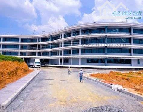 BÁN ĐẤT HÒA LẠC, CỔNG CHÍNH ĐH FPT, GIÁP ĐƯỜNG METRO, 100M2, VỈA HÈ 2 BÊN, GIÁP TT KHU CNC