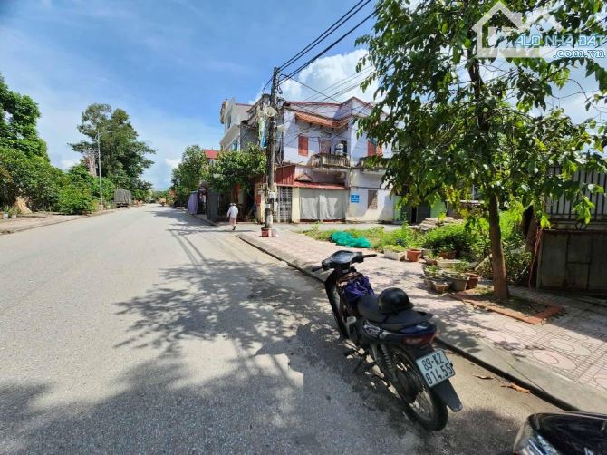 Trung tâm phố hồ vỉa hè kinh doanh oto tránh