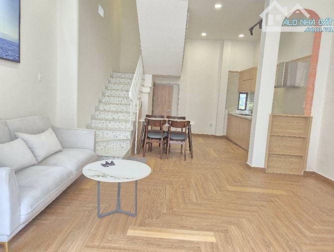 CHỢ TRẦN HỮU TRANG, 4 Tầng 4PN 46m2, P10 Phú Nhuận, giá 7.8 ty