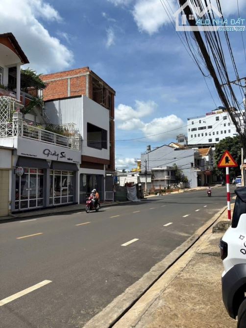 NHÀ ĐẤT HÙNG VƯƠNG, TP.BMT Dt: 7,2m x 28m (nở hậu 10,2m).Thổ cư: 100% ❌Chỉ: 9,5 tỷ