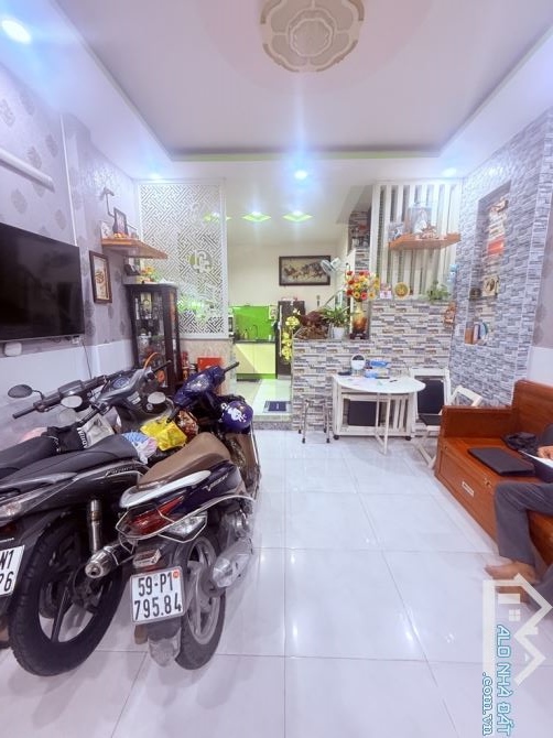 Nhà 3 tầng, khu Vip Nguyễn Sơn, 30m2, ngay siêu thị BigC, chỉ 3.9 tỷ
