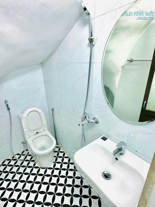 Bán nhà 2 tầng về ở luôn ngõ 201 Trần Nguyên Hãn