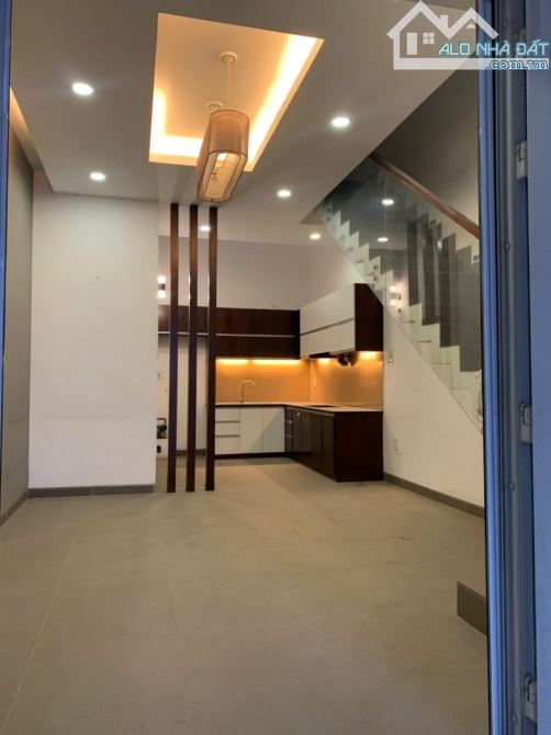 Gấp bán nhà Thủ Đức, ô tô thông Lê Văn Việt, 4 tầng, giá 6.3 tỷ, dt 52m2.