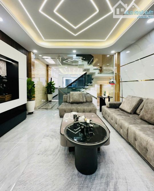 NHÀ HẺM TÔ HIẾN THÀNH QUẬN 10, DT: 93.44M2 (6.4X14.6), KC: TRỆT 3 LẦU ST, GIÁ 32 TỶ