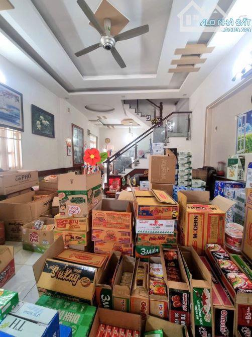 Bán nhà lô góc 2 Mt đang kd buôn bán sầm uất 2 tầng. Dĩ an