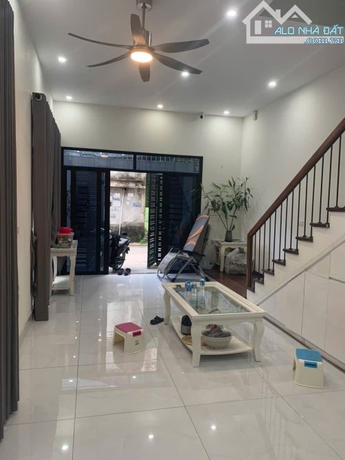 Nhà Thạch Bàn 104m, MT 6m, LÔ GÓC, nội thất cao cấp, ngõ ô tô tránh, giá tốt 17.4 tỷ.