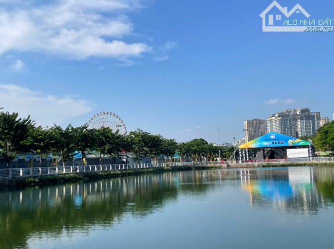 TRỊNH CÔNG SƠN. OTO ĐỖ CỔNG .NGÕ THÔNG . VIÊW HỒ  .THỂ DỤC ĐI BỘ  HỒ TÂY SỚM CHIỀU - DÒNG