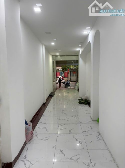 Cho thuê nhà Mặt Phố Đội Cấn, 7 tầng x 70m2, mặt tiền  3.9m, Spa, Trung tâm, VPcty