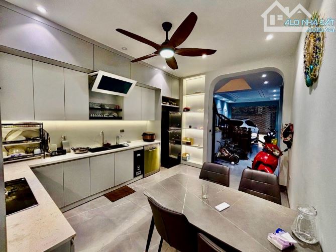 Bán Nhà Ngọc Thuỵ 50m2-hơn 11 tỷ-GARA Ô TÔ-NGÕ THÔNG-FULL NỘI THẤT-Ô CHỜ THANG MÁY-SỔ VUÔN