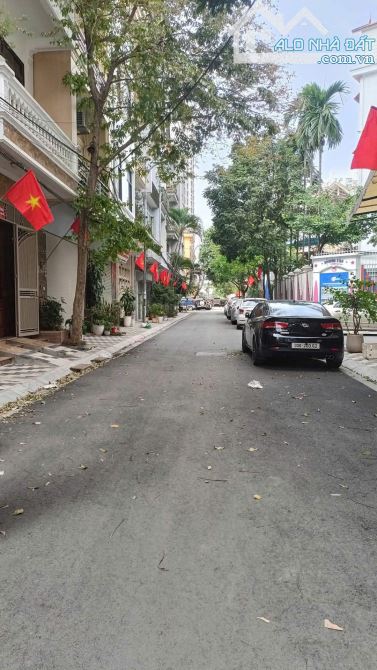 BÁN NHÀ CẦU GIẤY 57m2 × MT 5m. GARA Ô TÔ, 2 Ô TÔ TRÁNH ĐỖ NGÀY ĐÊM TRƯỚC NHÀ - V.PHÒNG