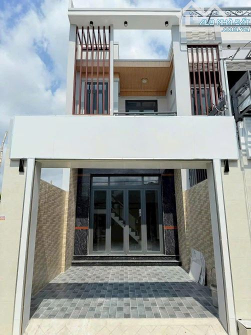 Bán nhà lầu vừa hoàn thiện cách ngã tư Tân Bình -Vĩnh Cửu chỉ 1p di chuyển