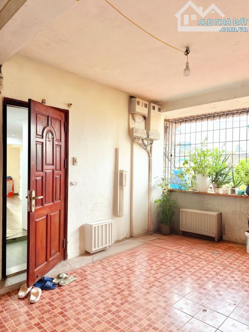 Bán nhà căn hộ tập thể– nhà đẹp long lanh, lô góc 2 mặt thoáng, ô tô đỗ chân cầu thang