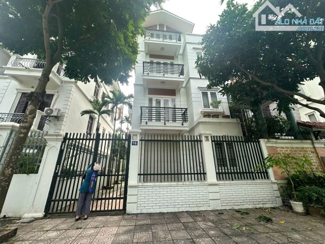 Cho thuê nhà Biệt Thự Nguyễn Văn Linh, Long Biên - Khu cán bộ TW đảng, Vỉa hè, Ô tô tránh
