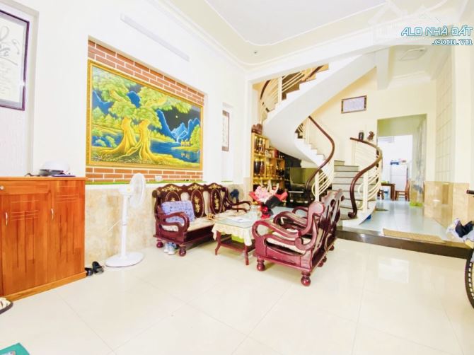 NHÀ 3 TẦNG 3 MÊ LƯU QUANG THUẬN - GẦN HỒ XUÂN HƯƠNG - SÁT BIỂN - 89m2 - 14TYX.