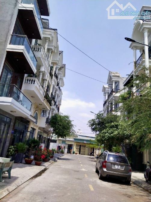 BÁN NHÀ MỚI ĐẸP HIỆP THÀNH – Ô TÔ ĐẬU CỬA – 67.8M² – 4 TẦNG – SÂN THƯỢNG – CHỦ GIẢM 350 TR