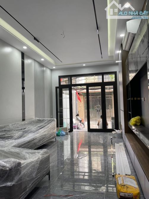 Bán nhà Xuân Đỉnh, 39m x 5 tầng, tặng nội thất, ngõ kinh doanh, ô tô đỗ, nhà đẹp ở ngay.