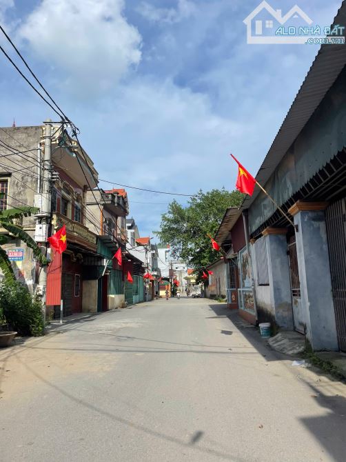 Chính Chủ  gửi Em Bán lô đất thổ cư ngõ ô tô 2, 5 tấn chỗ vào tận nhà ..Thông thoáng