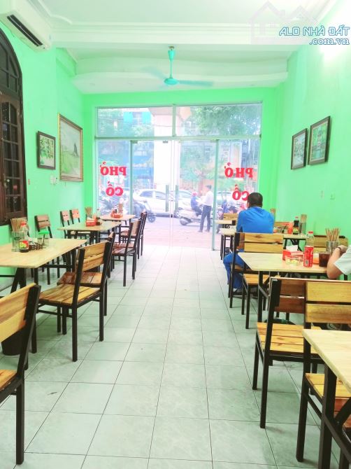 Bán nhà mặt phố Hào Nam 73m2 vị trí đẹp vỉa hè rộng kinh doanh tốt 29 tỷ