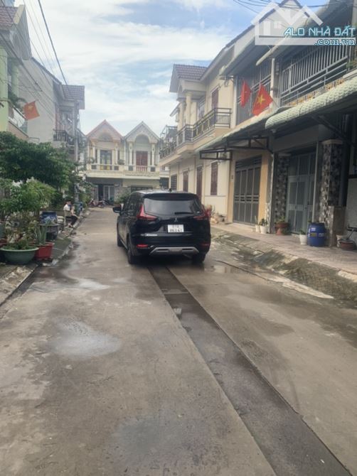 Nhà đẹp giá rẻ. Lô góc 2 mặt tiền. Đường xe hơi