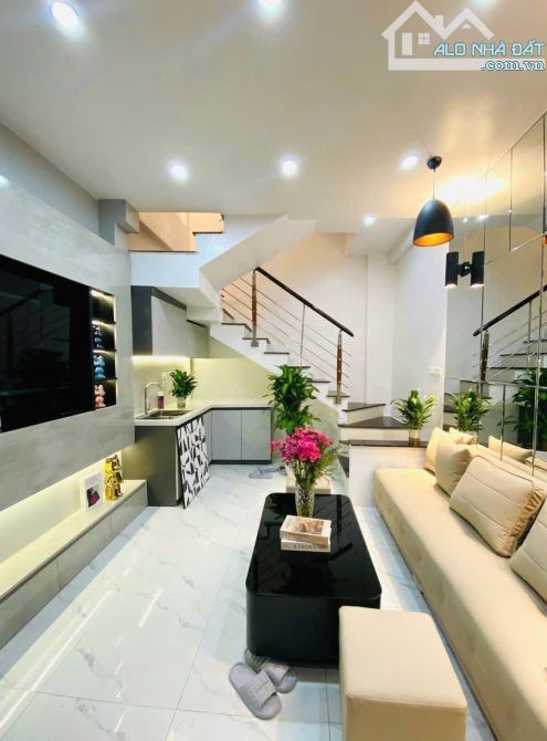 Bán nhà nhỏ xinh gần phố đường Láng, Đống Đa, 4 tầng sổ vuông nét