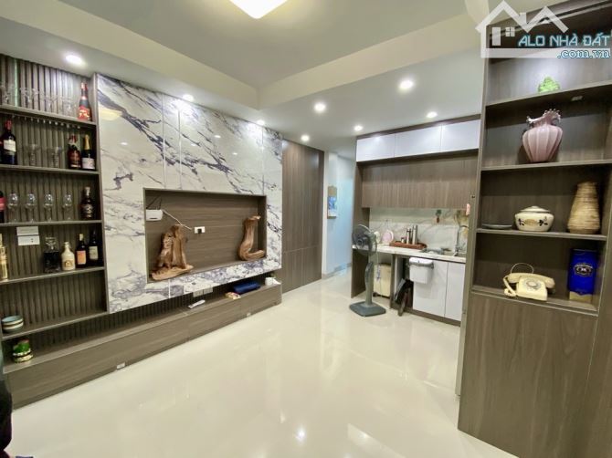 HOÀNG QUỐC VIỆT - NHÀ MỚI KÍNH KONG FULL ĐỒ 6 TẦNG THANG MÁY - KINH DOANH BẤT CHẤP 11TỶ4