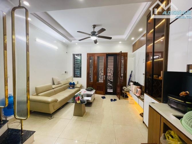 Bán Nhà Mỹ Đình DT 30M 5 Tầng Nhà Mới Đẹp Full Nội Thất Ngõ Rộng Thoáng 15M Ra Oto Ở Sướng