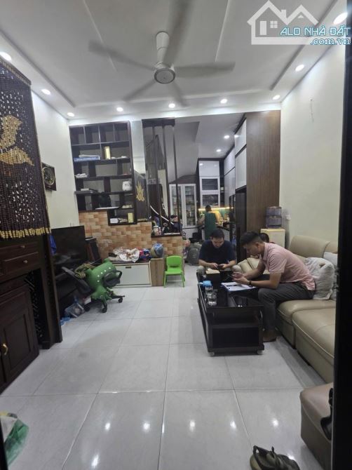 Siêu phẩm Cầu Giấy còn sót ,30m2- hơn 6 tỷ ,ngõ thông kinh doanh ,nhà 3 tầng chắc chắn