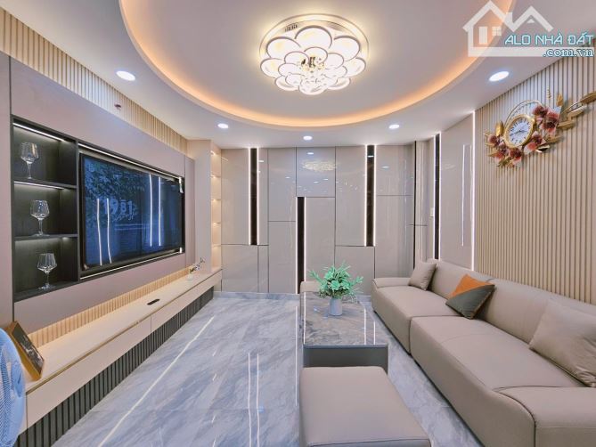 NHÀ MỚI XÂY ĐẸP LUNG LINH – 5 TẦNG KIÊN CỐ – HẺM XE HƠI VÀO NHÀ