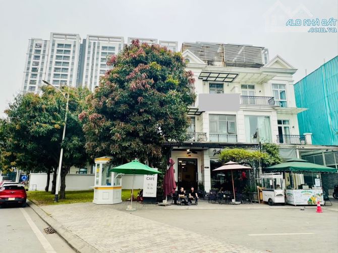 Nhà Hoạ Sĩ cần bán căn Biệt Thự Vinhome RiverSide, 3 mặt tiền, 180m2, giá 60.5 tỷ
