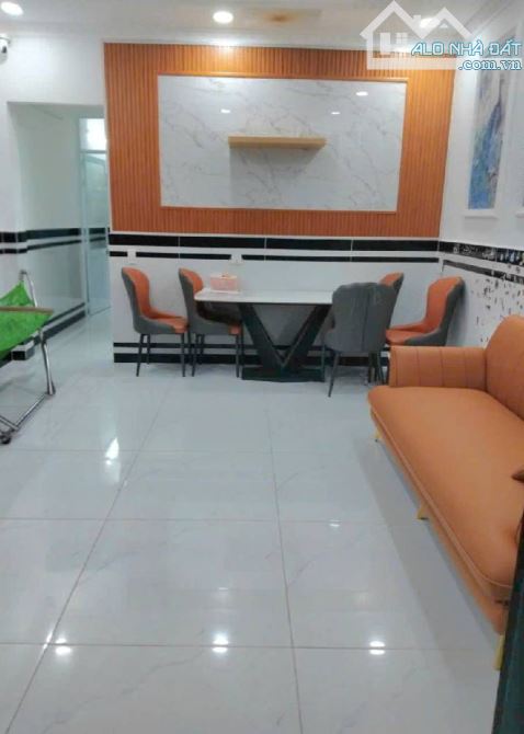 BÁN NHÀ GẦN MẶT TIỀN ĐƯỜNG LÊ VĂN KHƯƠNG - HẺM OTO, 2 SẸC DỄ TÌM - DÂN TRÍ TỐT - 2 TẦNG -