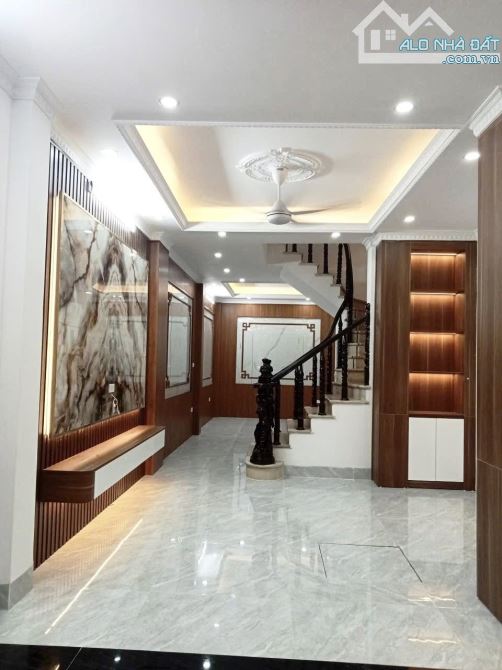 Bán nhà ngõ 383 Phúc Tân, DT 45/55m, 5 tầng, MT 3.8m, giá 8.9 tỷ.
