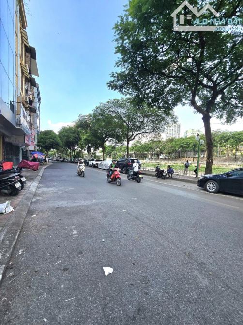 🔥 ĐẤT DUY NHẤT MẶT PHỐ NGUYỄN ĐÌNH HOÀN – DT 196m² – MT 7.6m – GIÁ 90 TỶ 🔥