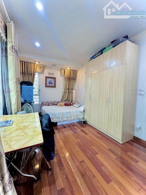 Bán nhà Kim Đồng, 321 m2, ô tô, gara, mặt tiền rộng, không lỗi, thửa đất đẹp, giá đầu tư.