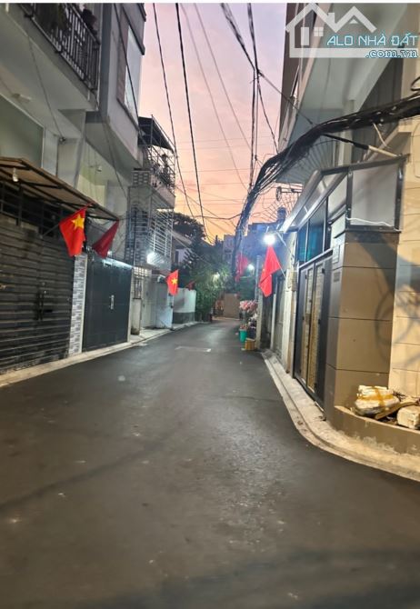 70M2, SÁT HẺM Ô TÔ, BÁN NHÀ HOÀNG HOA THÁM, 3 TẦNG, SÂN THƯỢNG, SÂN TRƯỚC, CHỈ 7.6 TỶ