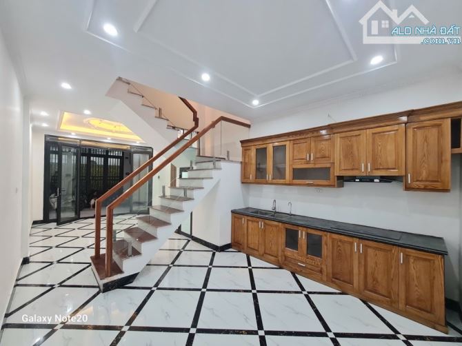 Bán gấp căn nhà vị trí hiếm tại Giải Phóng  Hoàng Mai- Nhà 5 tầng đẹp  Ô tô vào tận cửa