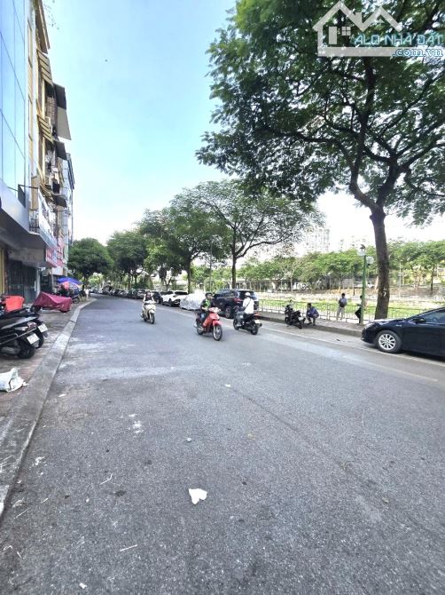 Mặt phố Nguyễn Đình Hoàn quận Cầu Giấy 196m2 MT7.6m-5Tầng Ô Tô Tránh Vỉa Hè Kinh Doanh Đẹp