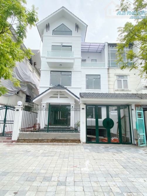 Cho thuê nhà KĐT Dương Nội, DT 218m2, 4 tầng 1 hầm thông sàn, thang máy. ô tô đỗ thoải mái
