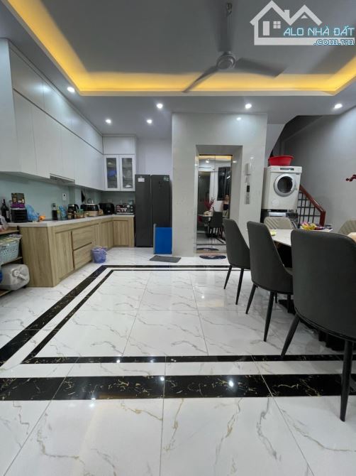 TRƯƠNG ĐỊNH – HAI BÀ TRƯNG DIỆN TÍCH 35m² – 5 TẦNG THANG MÁY – MẶT TIỀN 5M – GIÁ 9,3 TỶ