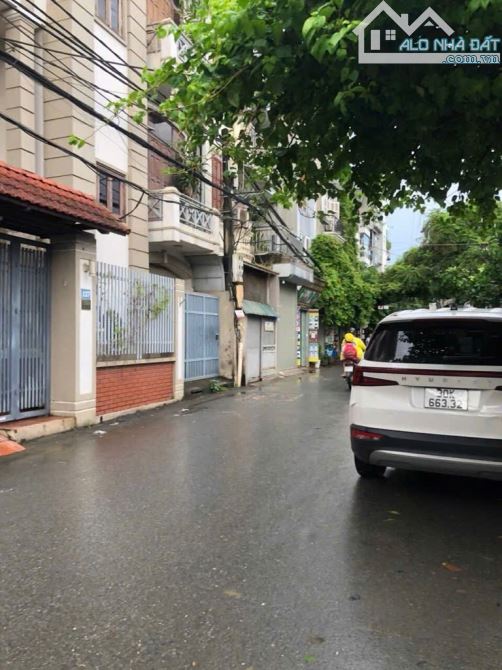 Bán Lô góc Hoàng Quốc Việt - Ô tô tránh - 28 Tỷ - 120M - Mặt tiền 11M