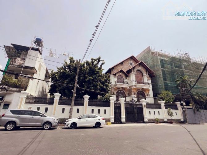 Bán biệt thự HXH Cách Mạng Tháng 8, P4 Tân Bình, DT 26x17m CN 470m², KC 3 tầng, giá 110 tỷ